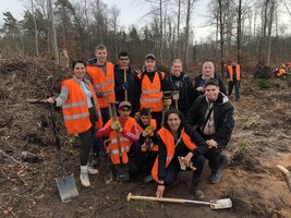 Junge Erwachsene mit Schutzwesten im Wald