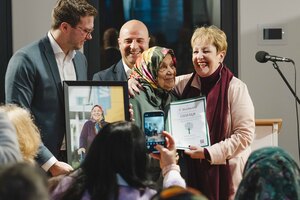 Menschen bei der Ausstellung