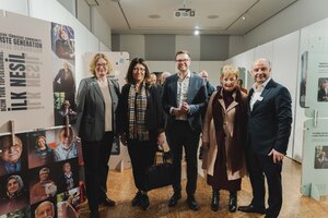 Gruppenfoto mit Katrin Hechler bei der Ausstellung