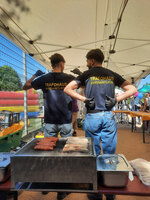 Jugendliche am Grill