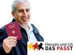 Ein Mann hält einen Reisepass hoch, dazu sieht man das "Hessen und ich - das passt" Logo
