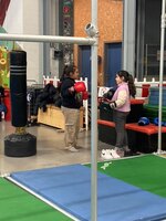 Zwei junge M&auml;dchen in einer Turnhalle mit Boxhandschuhen