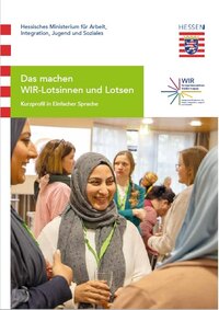 Im Vordergrund unterhalten sich mehrere Frauen mit Glas in der Hand, die ein Kopftuch tragen. Im Hintergrund sind mehrere Personen die sich im Gespräch befinden.