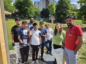 Eine Gruppe Jugendliche mit Leiter