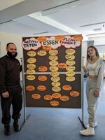 Ein Mann und eine Frau am Flipchart