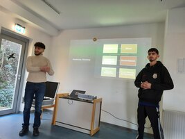 Pr&auml;sentation zweier Jugendlicher