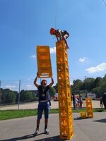 Getr&auml;nkekisten zum Turm gestappelt mit einen Kind auf den Kisten und ein Erwachsener mit Kisten