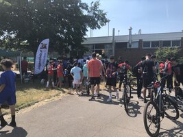 Gruppe Jugendlicher und Erwachsene mit Fahrr&auml;dern