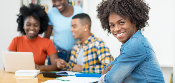 Afroamerikanischer Schüler mit einer Lerngruppe