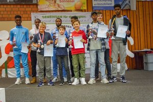 Gruppe Kinder in einer Turnhalle mit Medaillen um den Hals