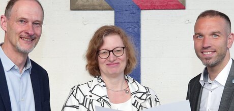 Sozialdezernent Wilhelm (r.) und Staatssekret&auml;rin Hechler (Mitte) bei der Bescheid&uuml;bergabe in Offenbach