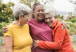 Diverse Seniorinnen, die sich im Freien amüsieren