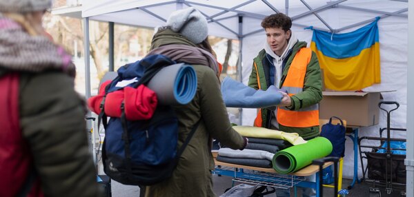 Freiwillige verteilen Decken und andere Spenden an Flüchtlinge an der ukrainischen Grenze